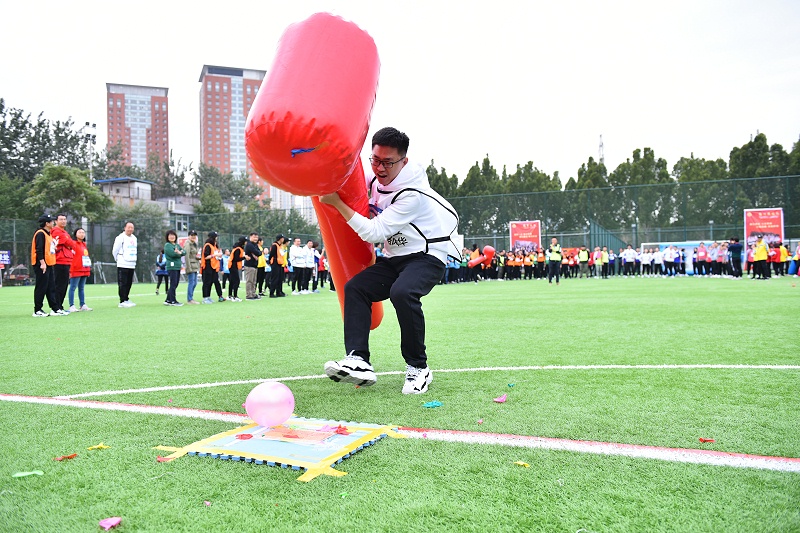 DSC_536中国工艺集团趣味运动会 抡起锤子加油干